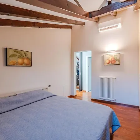 239sqm In Centro Near Duomo With Garage And 12 Seats *
