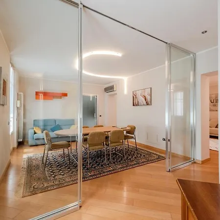 239sqm In Centro Near Duomo With Garage And 12 Seats 아파트 코모
