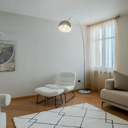 239sqm In Centro Near Duomo With Garage And 12 Seats * 코모