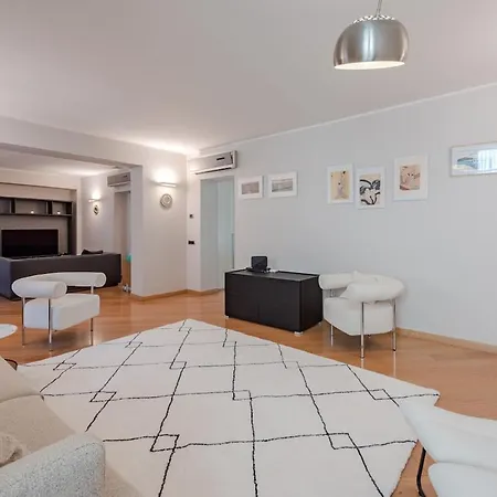 239sqm In Centro Near Duomo With Garage And 12 Seats 아파트 코모