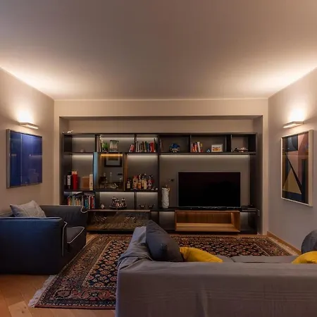 239sqm In Centro Near Duomo With Garage And 12 Seats 아파트