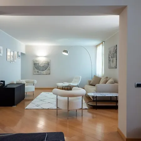 239sqm In Centro Near Duomo With Garage And 12 Seats