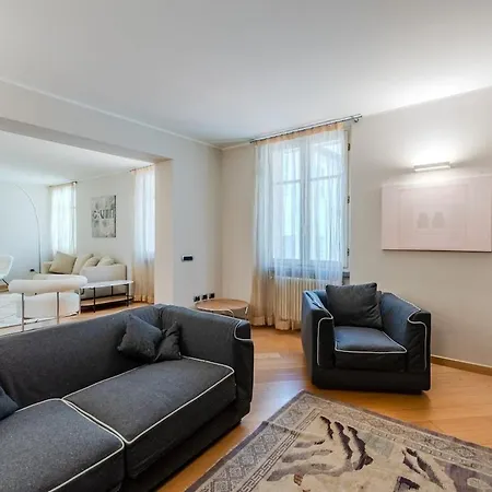 239sqm In Centro Near Duomo With Garage And 12 Seats