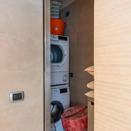 239sqm In Centro Near Duomo With Garage And 12 Seats 아파트